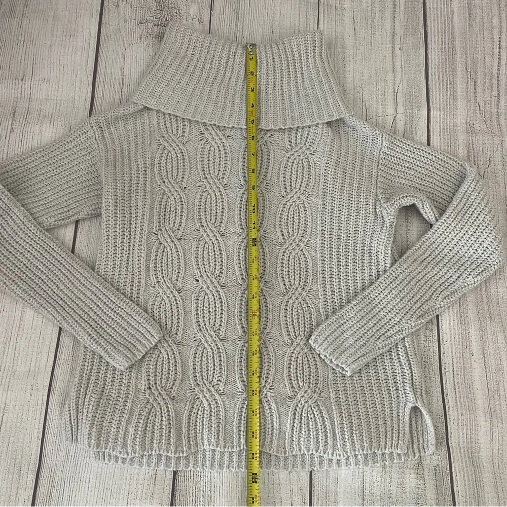 OLD NAVY Women’s Cable Knit Turtleneck Sweater Light Gray Ivory Size Medium - Picture 2 of 6